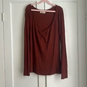 Madewell burgundry top perfect for fall apple picking!